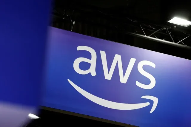 资料照片:2025年6月12日,法国巴黎Viva Technology大会上的亚马逊云科技(AWS)标志。REUTERS/Benoit Tessier/File Photo