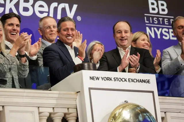 John J. Giamatteo ซีอีโอของ Blackberry ร่วมเฉลิมฉลองขณะลั่นระฆังเปิดการซื้อขายที่ตลาดหลักทรัพย์นิวยอร์ก (NYSE) ในนครนิวยอร์ก สหรัฐอเมริกา เมื่อวันที่ 6 สิงหาคม 2025 REUTERS/Jeenah Moon/File Photo