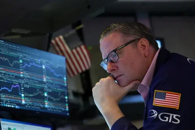 US Stocks Edge Higher Amid Tech Losses and Mideast Doubts