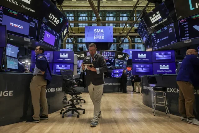 2026年4月2日,交易員在美國紐約市的紐約證券交易所(NYSE)大廳工作。路透社/Jeenah Moon