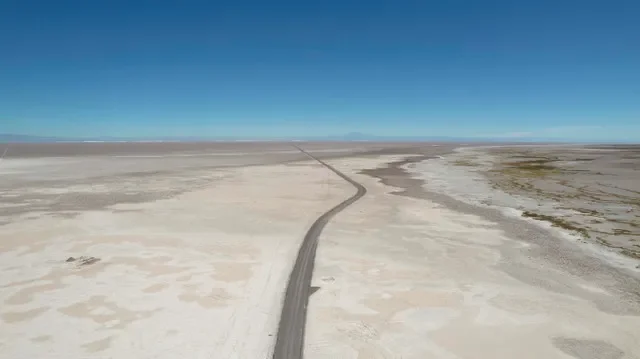مشهد من طائرة بدون طيار يظهر ملاحات أتاكاما (Salar de Atacama)، حيث تضغط المجتمعات الأصلية المحلية من أجل سيطرة أكبر على استخراج الليثيوم في الوقت الذي تخطط فيه الحكومة لزيادة الإنتاج، في سان بيدرو دي أتاكاما، تشيلي، 18 مارس 2025. رويترز/ كريستيان رودولفي