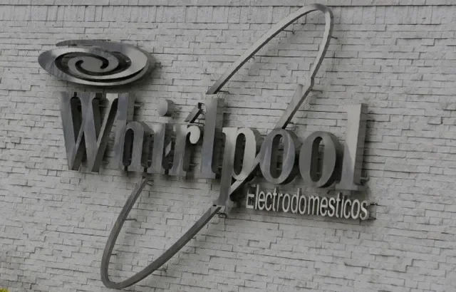 FOTO DE ARQUIVO: O logotipo da Whirlpool é visto na fábrica da empresa em Apodaca, Monterrey, México, em 27 de janeiro de 2017. REUTERS/Daniel Becerril/File Photo