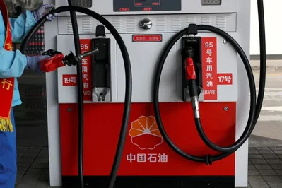China compra petróleo iraní con prima frente al Brent