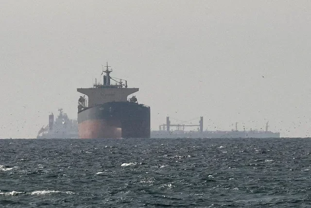 資料写真:2026年3月11日、アラブ首長国連邦のラス・アル・ハイマ北部から見た、ホルムズ海峡付近を航行する貨物船。米国・イスラエルとイランの紛争が続く中での撮影。ロイター/Stringer/File Photo