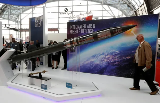 رجل يتفحص نموذجاً لنظام صواريخ (PAC-3 MSE) من إنتاج شركة لوكهيد مارتن خلال معرض عسكري دولي في كيلسي، بولندا، 7 سبتمبر 2017. تصوير: كاسبر بيمبل - رويترز