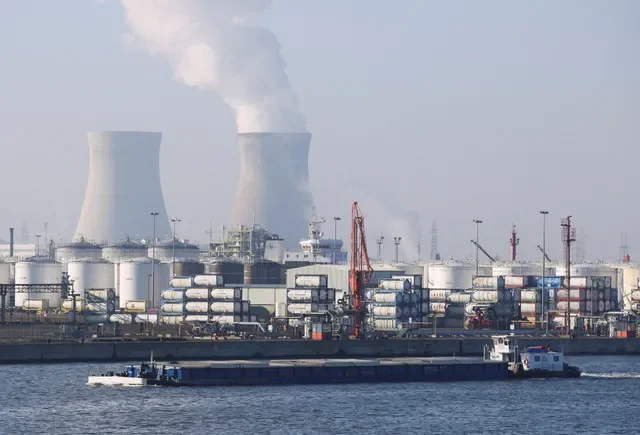FOTO DE ARQUIVO: A usina nuclear de Doel é vista perto do porto de Antuérpia, Bélgica, em 7 de fevereiro de 2023. REUTERS/Clement Rossignol/Foto de Arquivo
