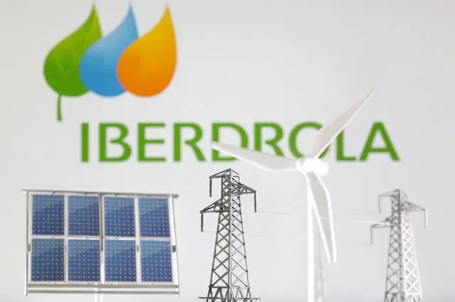 ภาพจำลองกังหันลม แผงโซลาร์เซลล์ และเสาไฟฟ้า ตั้งอยู่ด้านหน้าโลโก้ Iberdrola Renewables ในภาพประกอบที่ถ่ายเมื่อวันที่ 17 มกราคม 2023 โดย REUTERS/Dado Ruvic/Illustration