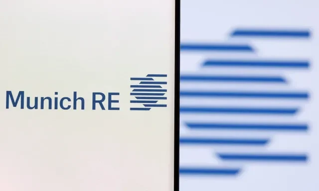 O logotipo do Grupo Munich Re é visto em um smartphone em frente ao mesmo logotipo exibido ao fundo nesta ilustração de 1º de dezembro de 2021. REUTERS/Dado Ruvic/Ilustração