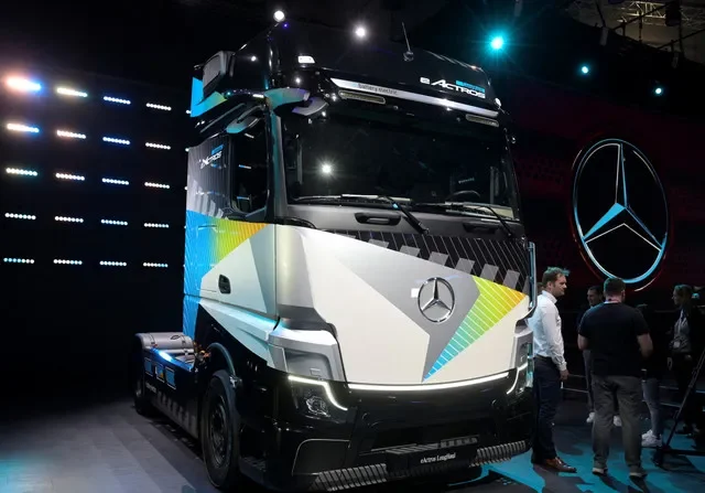 أعضاء من وسائل الإعلام يقفون بجانب شاحنة Actros تعمل بالكهرباء في جناح مصنع الشاحنات الألماني دايملر تراك في معرض IAA Transportation في هانوفر، ألمانيا. تصوير: فابيان بيمر/رويترز