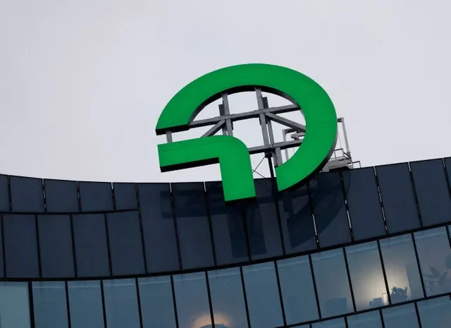 FOTO DE ARCHIVO: El logotipo de la austriaca OMV se observa en la parte superior de su sede en Viena, Austria, el 31 de marzo de 2026. REUTERS/Lisa Leutner/Archivo