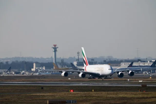 Avião da Emirates com turistas alemães evacuados do Oriente Médio chega de Dubai, em meio ao conflito entre EUA-Israel e Irã, no aeroporto de Frankfurt, Alemanha, 3 de março de 2026. REUTERS/Kai Pfaffenbach