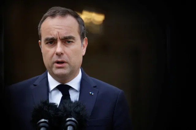 El primer ministro de Francia, Sebastien Lecornu, ofrece un discurso televisado en el Hotel de Matignon en París, el 10 de abril de 2026. IAN LANGSDON/Pool vía REUTERS