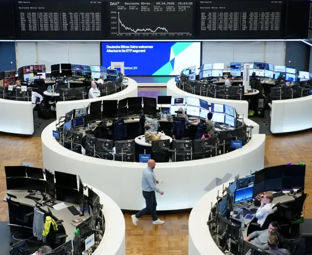 2026年4月9日、ドイツ・フランクフルトの証券取引所に表示されたドイツ株価指数(DAX)のグラフ。REUTERS/Staff