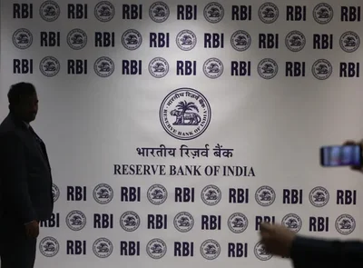 インド中央銀行が2兆ルピー規模の資金吸収策を発表したことで債券利回りやスワップ金利が上昇して市場に波及