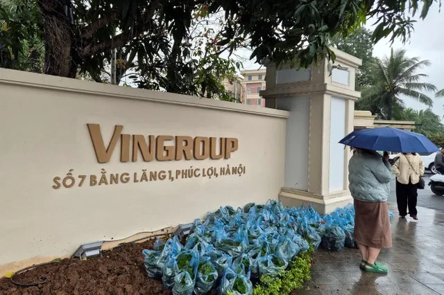 Một người cầm ô đứng gần trụ sở chính của Vingroup, công ty lớn nhất Việt Nam tính theo vốn hóa thị trường, tại Hà Nội, Việt Nam, ngày 9 tháng 2 năm 2026. REUTERS/Khanh Vu/Ảnh hồ sơ