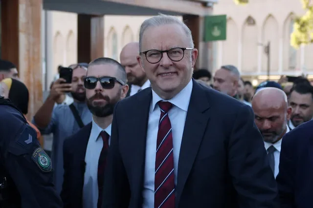 El primer ministro de Australia, Anthony Albanese, abandona la mezquita de Lakemba tras una visita por el Eid al-Fitr en Sídney, Australia, el 20 de marzo de 2026. REUTERS/Hollie Adams/Foto de archivo
