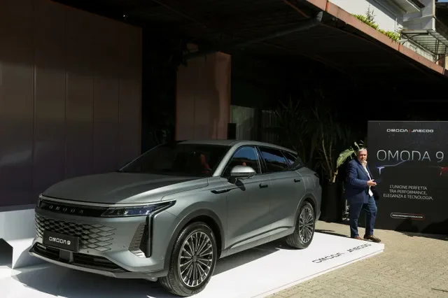 รถยนต์ Omoda 9 SUV จัดแสดงภายในงานของ Chery ระหว่างสัปดาห์การออกแบบในเมืองมิลาน ประเทศอิตาลี เมื่อวันที่ 7 เมษายน 2025 ภาพโดย REUTERS/Claudia Greco/File Photo