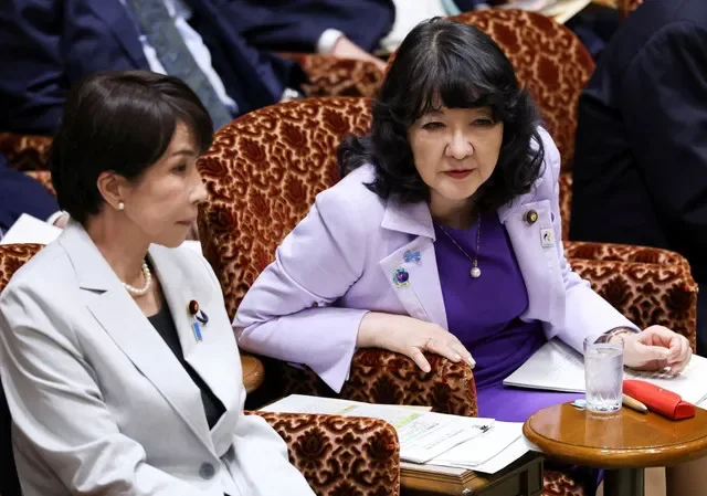 2026年4月7日,日本財務大臣片山五月在東京國會參議院預算委員會會議期間與首相高市早苗交談。REUTERS/Issei Kato/File Photo