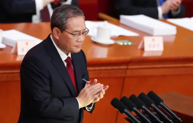 FOTO DE ARCHIVO: El primer ministro chino, Li Qiang, aplaude durante la sesión de apertura de la Asamblea Popular Nacional en el Gran Salón del Pueblo en Pekín, China, el 5 de marzo de 2026. REUTERS/Maxim Shemetov/Archivo
