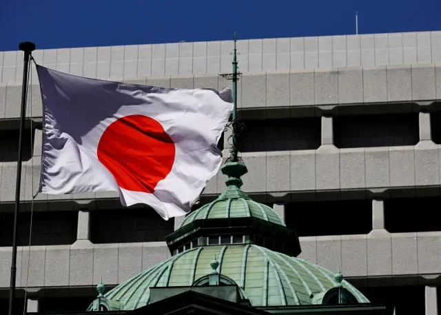 2024年3月18日、東京の日銀本店に掲げられた日本国旗。REUTERS/Kim Kyung-Hoon