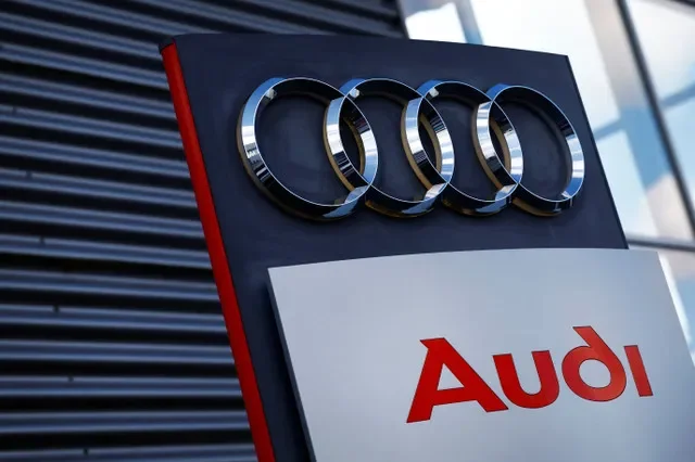 Un logotipo de Audi se observa en el exterior de un concesionario de automóviles en Nimega, Países Bajos, el 26 de febrero de 2025. REUTERS/Piroschka van de Wouw