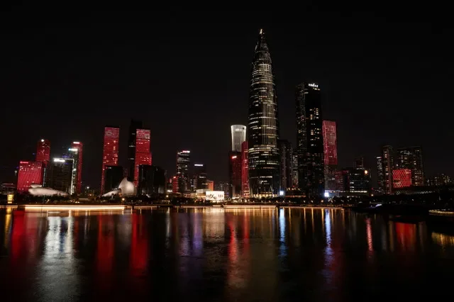 2026年3月18日,中国广东省深圳市的华润、小米、联想等公司办公大楼在夜间亮起灯光。REUTERS/Tingshu Wang