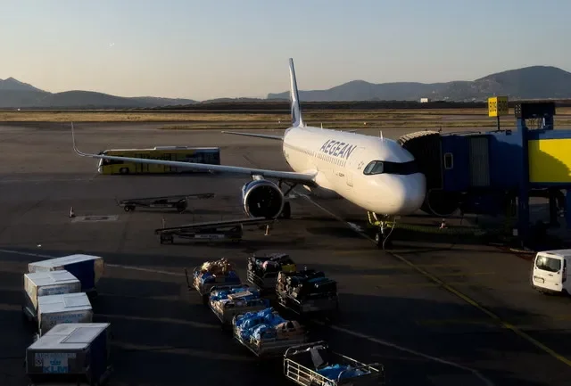 Un Airbus A320 de la aerolínea griega Aegean se observa en el Aeropuerto Internacional Eleftherios Venizelos en Atenas, Grecia, el 25 de junio de 2025. REUTERS/Denis Balibouse