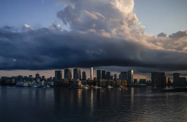 El horizonte de la ciudad y el puerto se ven al amanecer en Tokio, Japón, el 24 de julio de 2021. REUTERS/Maxim Shemetov/Foto de archivo
