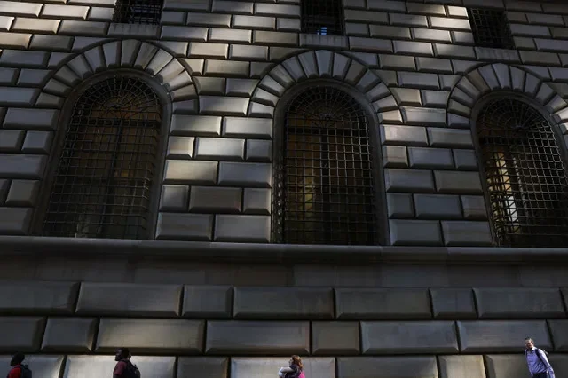 Pessoas caminham em frente ao Federal Reserve Bank de Nova York no distrito financeiro de Nova York, EUA, em 14 de junho de 2023. REUTERS/Shannon Stapleton