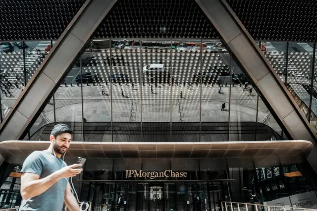 Người dân đi ngang qua một trong những lối vào trụ sở chính của JPMorgan Chase & Co. tại Thành phố New York, Hoa Kỳ, ngày 1 tháng 4 năm 2026. REUTERS/Eduardo Munoz