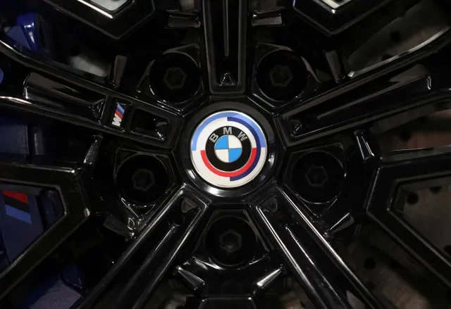 インド・ムンバイのショールームに展示されたBMW M5のホイールキャップのロゴ(2026年1月8日撮影)。REUTERS/Francis Mascarenhas/File Photo