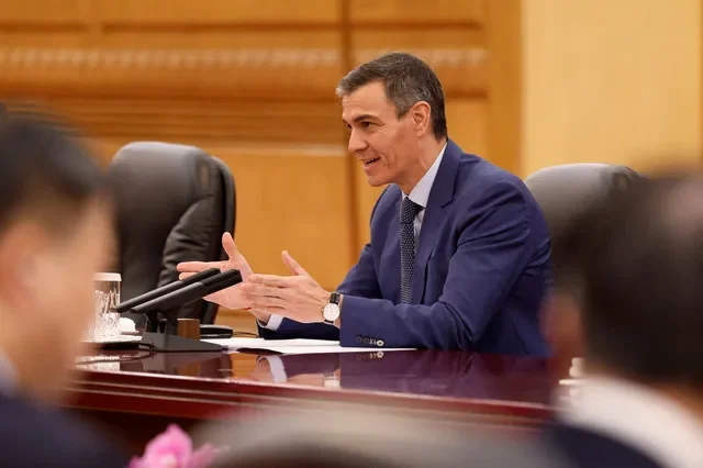Thủ tướng Tây Ban Nha Pedro Sanchez tham dự cuộc gặp với Chủ tịch Trung Quốc Tập Cận Bình tại Đại lễ đường Nhân dân ở Bắc Kinh, Trung Quốc ngày 14 tháng 4 năm 2026. Haruna Furuhashi/Pool qua REUTERS