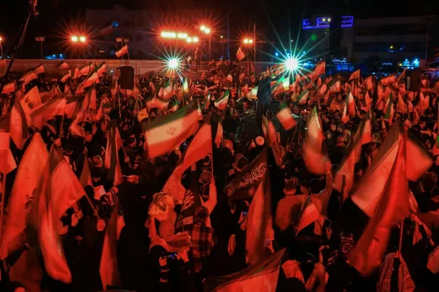 أشخاص يرددون شعارات خلال مسيرة مناهضة للولايات المتحدة وإسرائيل في ساحة انقلاب بطهران، وسط وقف إطلاق النار لمدة أسبوعين، 13 أبريل 2026. رويترز/ثائر السوداني
