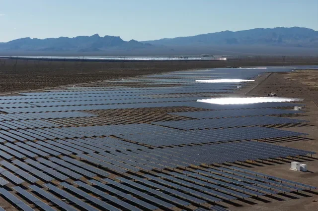 A drone perspective shows sunlight glinting off the solar panels at the Boulder Solar 1 site in Nevada, November 2025. REUTERS/Daniel Cole/File Photo