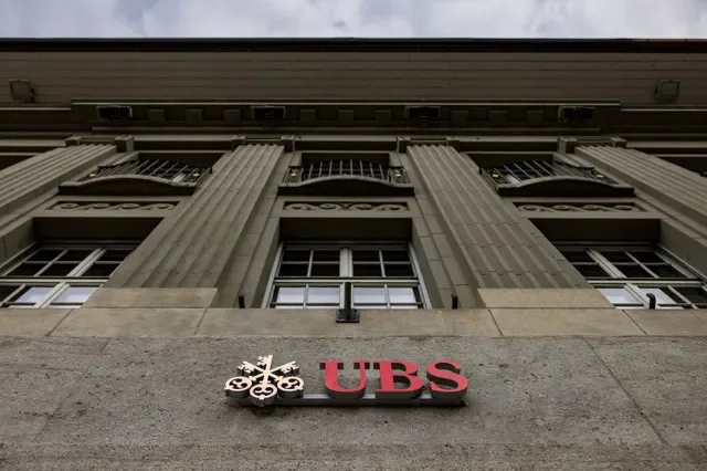 ภาพประกอบ: โลโก้ของธนาคาร UBS บนอาคารข้างสภาสหพันธ์สวิตเซอร์แลนด์ ในกรุงเบิร์น ประเทศสวิตเซอร์แลนด์ เมื่อวันที่ 11 ธันวาคม 2025 โดย REUTERS/Pierre Albouy