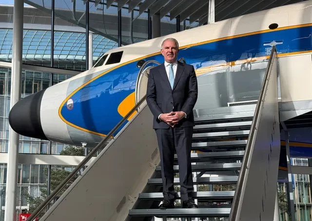 FOTO DE ARQUIVO: O presidente-executivo da Lufthansa, Carsten Spohr, posa em frente a um avião histórico da Lufthansa antes de uma entrevista coletiva de apresentação dos resultados de 2025 em Frankfurt, Alemanha, em 6 de março de 2026. REUTERS/Timm Reichert/Foto de Arquivo