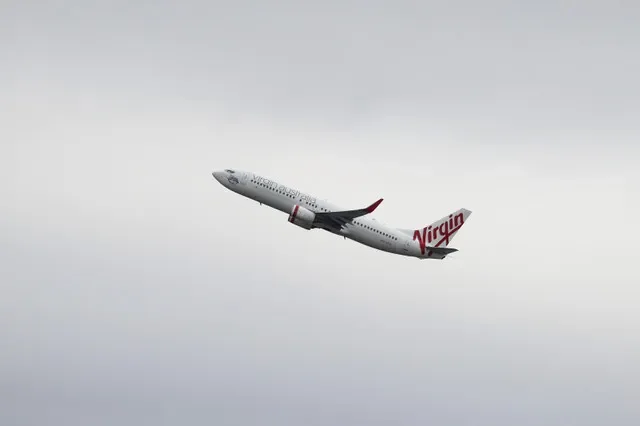FOTO DE ARQUIVO: Um avião Boeing 737-800 da Virgin Australia Airlines decola do Aeroporto de Sydney, na Austrália, em 28 de outubro de 2020. REUTERS/Loren Elliott/File Photo