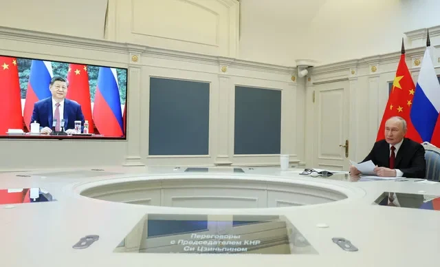 O presidente da Rússia, Vladimir Putin, conversa com o presidente da China, Xi Jinping, por videoconferência a partir de Moscou, Rússia, em 4 de fevereiro de 2026. Sputnik/Vyacheslav Prokofyev/Pool via REUTERS