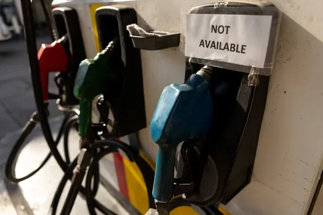 Un letrero de "no disponible" se exhibe en un dispensador de combustible en una gasolinera en medio de la escasez de suministros, en el contexto del conflicto entre EE. UU., Israel e Irán, en Ciudad Quezón, Filipinas, el 26 de marzo de 2026. REUTERS/Eloisa Lopez