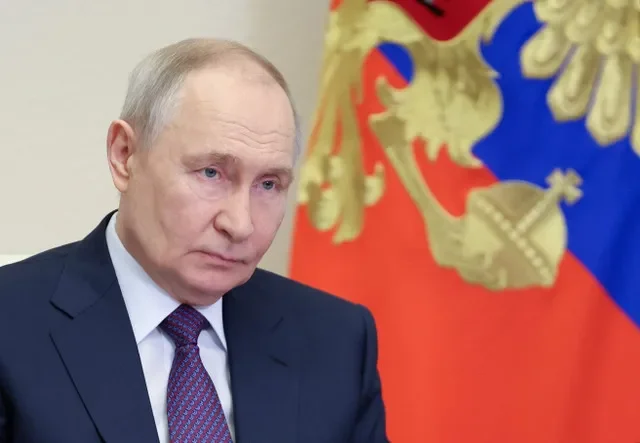 FOTO DE ARQUIVO: O presidente russo, Vladimir Putin, participa de uma cerimônia de inauguração de instalações de infraestrutura de transporte via link de vídeo de sua residência nos arredores de Moscou, Rússia, 31 de março de 2026. Sputnik/Alexander Kazakov/Pool via REUTERS/File Photo
