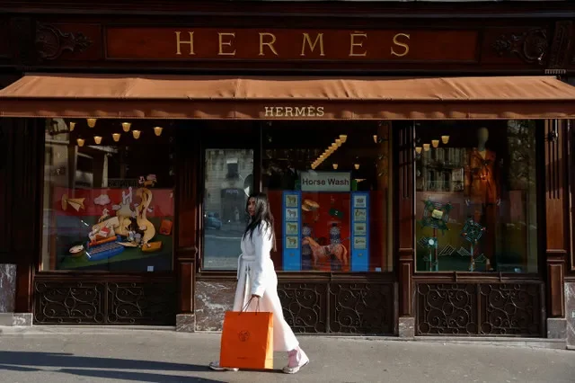 Một người phụ nữ đi bộ phía trước cửa hàng Hermes tại Paris, Pháp vào ngày 14 tháng 2 năm 2025. REUTERS/Abdul Saboor