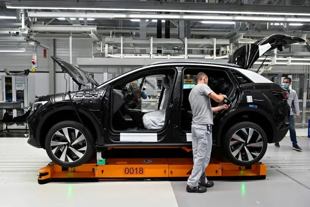 資料写真:2020年9月18日、ドイツのツヴィッカウにあるフォルクスワーゲンの電気自動車「ID.4」の生産ラインで働く技術スタッフ(2020年9月18日撮影)。REUTERS/Matthias Rietschel/ File Photo