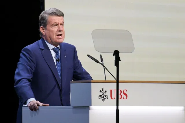 El presidente del Consejo de Administración de UBS, Colm Kelleher, se dirige a la junta general anual del banco suizo en Basilea, Suiza, el 15 de abril de 2026. REUTERS/Romina Amato