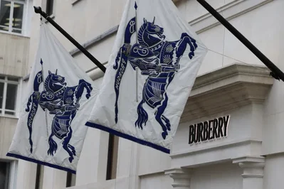 Burberry首席财务官Kate Ferry在香港汇丰全球投资峰会上表示亚洲市场长期前景广阔但面临日益激烈的竞争环境