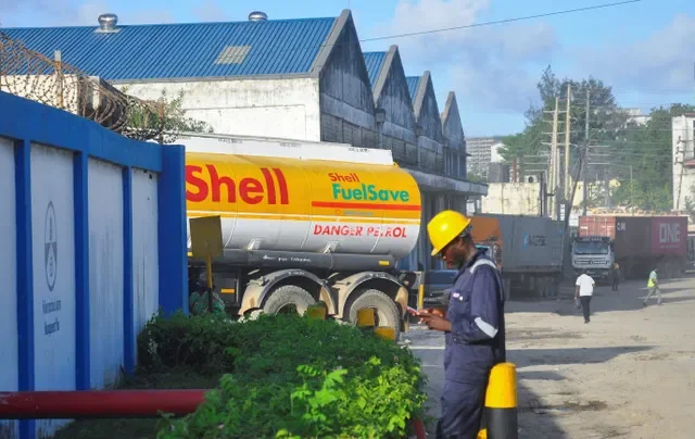 Caminhão-tanque da Shell chega a um depósito de combustível para reabastecimento de suprimentos comerciais em Mombaça, Quênia, 24 de março de 2026. REUTERS/Laban Walloga