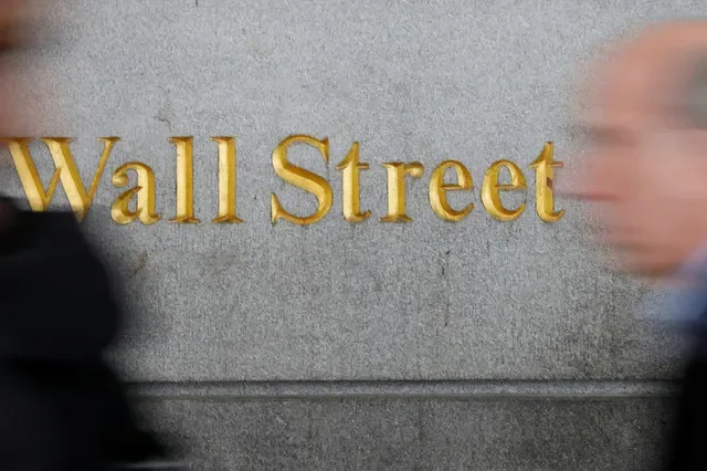 Personas caminan junto a un letrero de Wall Street cerca de la Bolsa de Valores de Nueva York (NYSE) en Nueva York, Estados Unidos, el 2 de abril de 2018. REUTERS/Shannon Stapleton
