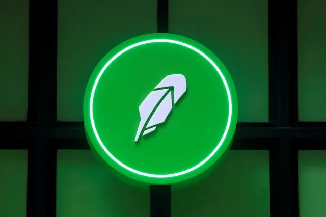 The Robinhood Markets, Inc. logo displayed during a promotional event on Wall Street following the firm's initial public offering in New York, July 2021. REUTERS/Andrew Kelly/File Photo