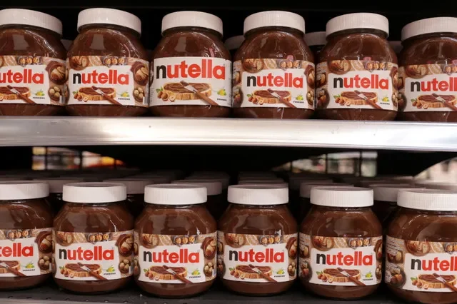 Frascos de Nutella se exhiben en un estante de un supermercado en Sarajevo, Bosnia y Herzegovina, el 29 de octubre de 2024. REUTERS/Dado Ruvic/Foto de archivo