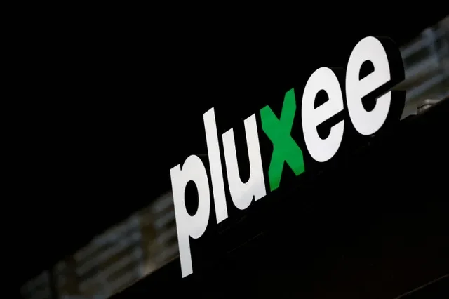 ภาพโลโก้ของ Pluxee หน่วยงานด้านบัตรกำนัลและสวัสดิการของกลุ่ม Sodexo จากฝรั่งเศส ที่สำนักงานใหญ่ในกรุงปารีส เมื่อวันที่ 5 กุมภาพันธ์ 2024 โดย REUTERS/Sarah Meyssonnier