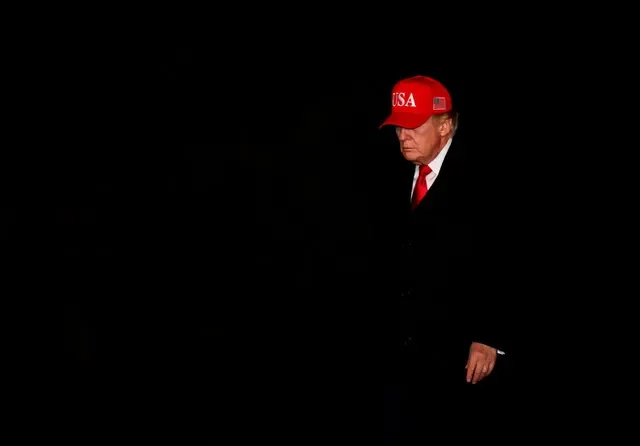 FOTO DE ARQUIVO: O presidente dos EUA, Donald Trump, chega à Casa Branca em Washington, D.C., EUA, 12 de abril de 2026. REUTERS/Annabelle Gordon/File Photo